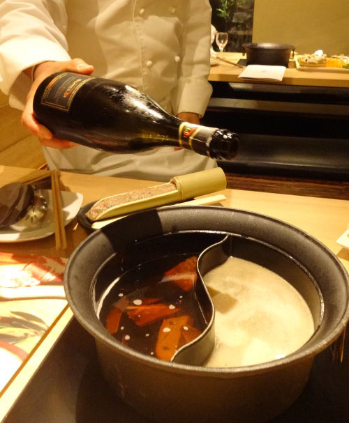 ワインしゃぶしゃぶ／スパークリング・ワインをおしげもなくドボドボと