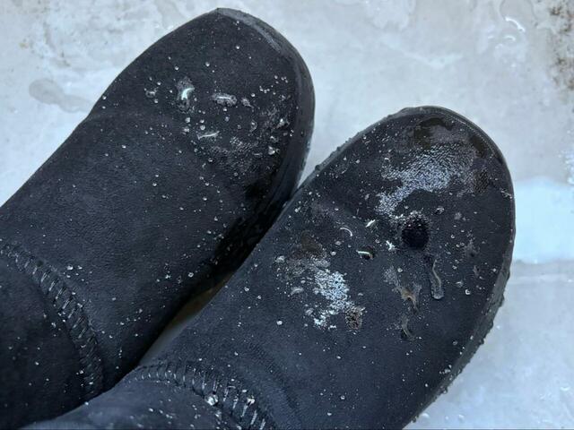 【studioCLIP 滑りにくい撥水ムートンブーツ】甲材には水を弾きやすい加工が。水をかけても中に染みこむことはありませんでした