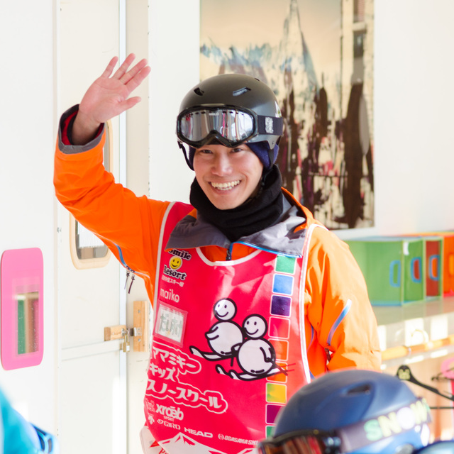 今日のスノーボードレッスンは、だいすけ先生が担当！｜ママミキーキッズスノースクール