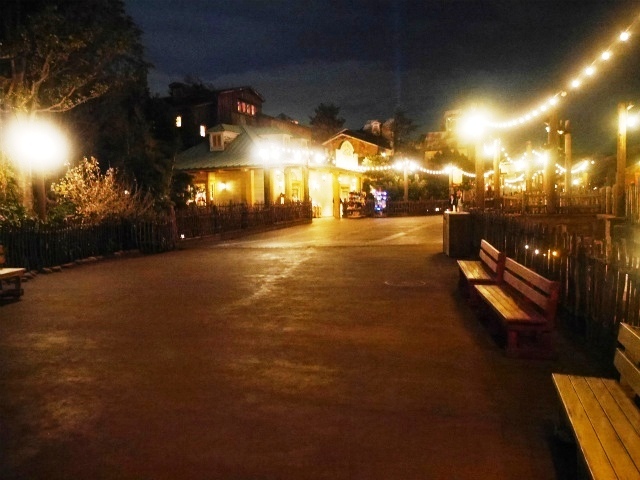 人通りの無いロストリバー・アウトフィッター前。©Disney