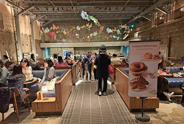 観音開きの門をくぐるとこんな空間が