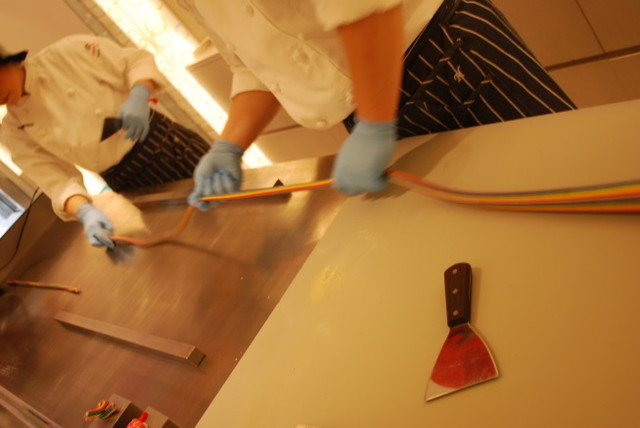 CANDY SHOW TIME：ライチキャンディーづくり・冷たい鉄板の上で、シュルシュルと伸ばして