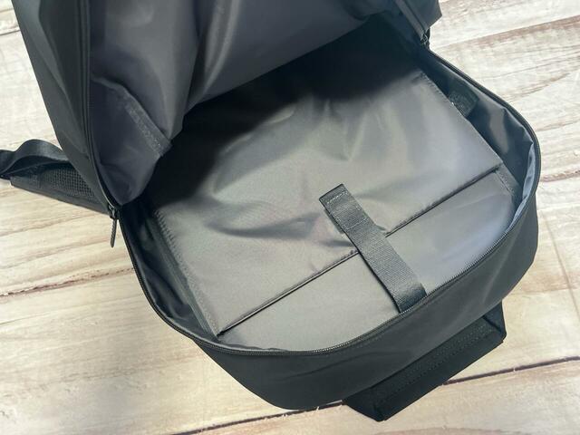 メイン収納には15インチまでのノートPCが収納できるPCスリーブ付き