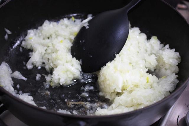 タマネギを少し強めの中火で炒める