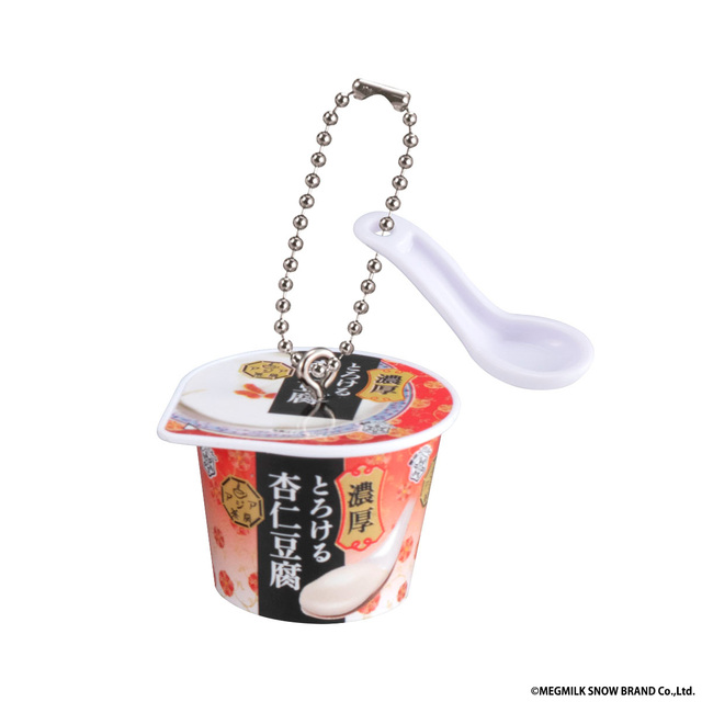 れんげ付きなのがニクい。アジア茶房 杏仁豆腐【雪印メグミルク ミニチュアチャーム ～ヨーグルト＆デザートシリーズ～】