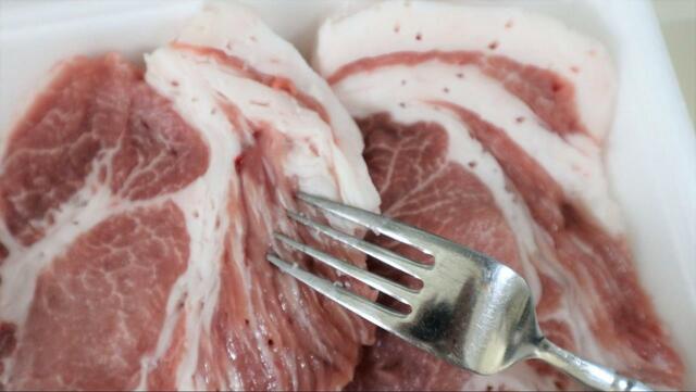 【カルディ 焼豚はレンジで】フォークでお肉に穴をあけていきます