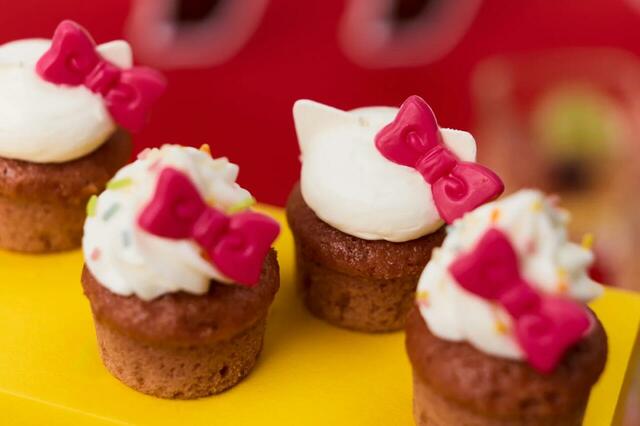 「おめかしRIBBONのカップケーキ」＜期間：2025年9月5日〜11月30日＞【70年代風のハローキティ＆ハローミミィが主役♪「ハローキティのわくわくスイーツパーティー」京都センチュリーホテルで開催】