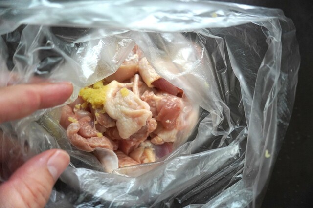 【〈塩分ハーフ〉ぐっち夫婦レシピ：味噌から揚げ】 袋にA、すりおろしたしょうがを入れて混ぜ、塩、こしょうで下味をつけた鶏肉を入れてよく揉み込み、一晩漬ける