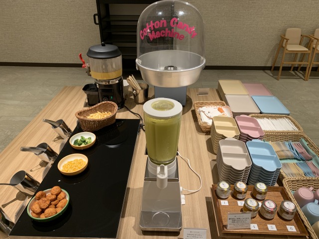 キッズのビュッフェ台は子どもも自分でとって楽しめる