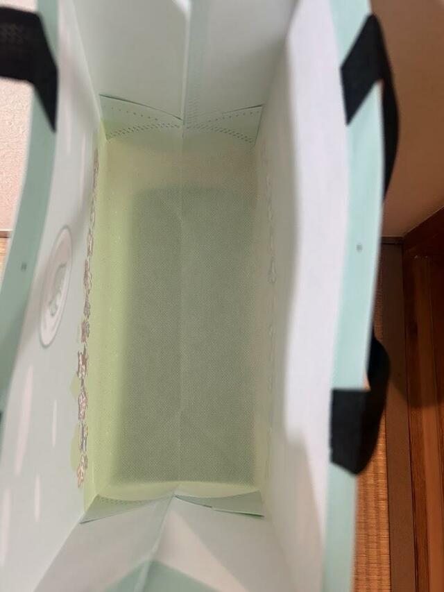 【ファミリーマート　『あつまれ　どうぶつの森』キャンペーン】中はキャラクターがいないすっきりとしたデザインです