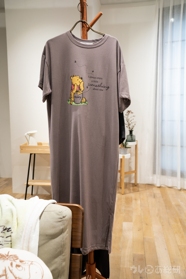 【くまのプーさん　ゆったりお買い物フェア】心地よく着られそうなワンピース　© DISNEY. Based on the 