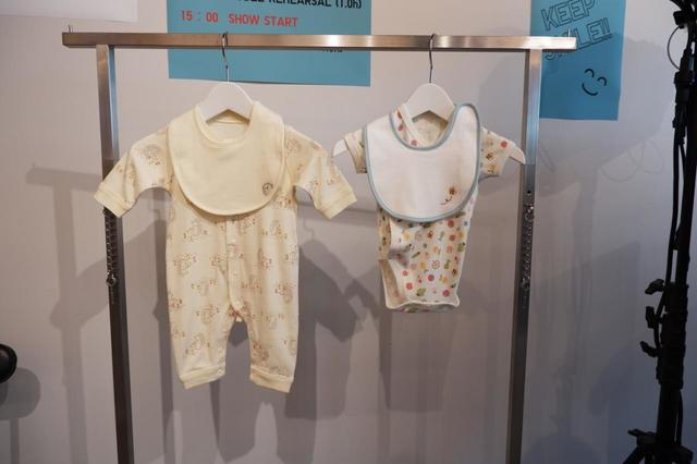 Joy of Print フライスカバーオール（長袖）¥1,500 、Joy of Print スタイ（3枚組）¥990 、Joy of Print ボディスーツ（半袖）¥590 、Joy of Print スタイ（3枚組 ）¥990