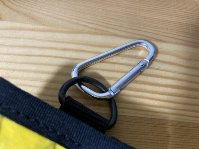 【KEBOZ XPAC MINI WALLET】カラビナをつければスリ対策にもなるので、海外旅行にもおすすめ