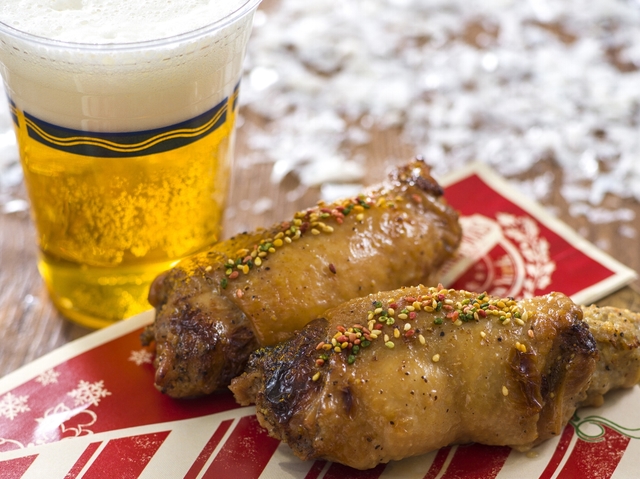 レストラン櫻のテラス席で販売されている「ブラックペッパーてりやきチキンロール」と「キリン一番搾り生ビール」