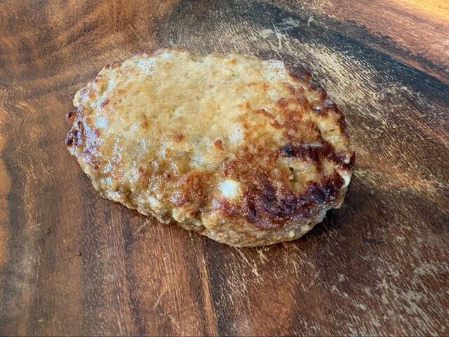 【ロピア 鉄板直火ハンバーグ】温めてみると焼き目のような色合いが、冷凍とは思えない見た目です◎
