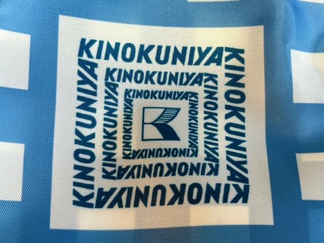 前面にはバッグと同色の紀ノ国屋ロゴが！