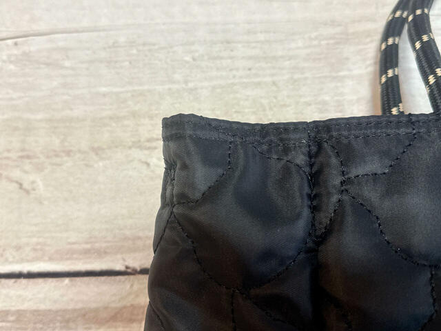 素材はポリエステル。上品な光沢感のある生地