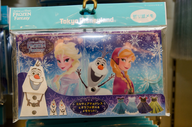 東京ディズニーランド(TDL)「アナとエルサのフローズンファンタジー」期間中に購入できる、映画『アナと雪の女王』関連グッズ ©Disney