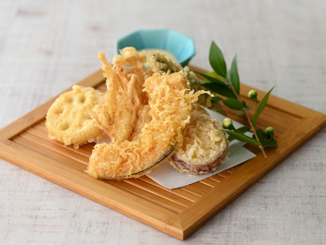 「野菜の天ぷら」＜料金：大人：2,419円（税込）65歳以上：2,199円（税込）小学生：1,429円（税込）＞【デザートは3段重ねのティースタンド“スイーツプレート”！充実の食べ放題『スイーツ満喫コース』が凄すぎる！】