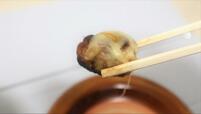【鳥貴族 つくねチーズ焼】チーズの上からさらにタレをかけて温めるのがおすすめ