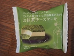 【ファミリーマート はじめは濃厚チーズなのにだんだん香り豊かな宇治抹茶ひろがる お抹茶チーズケーキ】タイトル長い系スイーツ流行ってますよね
