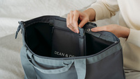 【DEAN & DELUCA トラベルバッグ チャコールグレー】使わないときは小さくたたんでコンパクトに持ち運べるのに、広げればしっかり大容量◎
