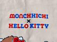 アートの上には「MONCHHICHI×HELLO KITTY」のロゴプリント入り