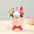 【ミッフィー／Flower Miffy Pop-Up Marche】ブーケミニポットアレンジ　ピンク　6,600円／赤いリボンが付いたブーケの形をしたポットのなかから、ちょこんと覗くミッフィーの姿が愛らしいアートフラワーのフラワーアレンジメント