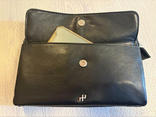 【niko and... オリジナルマルチポケットお財布ショルダーバッグ】外ポケットはマグネットボタンの付いたフラップで開閉する仕様です