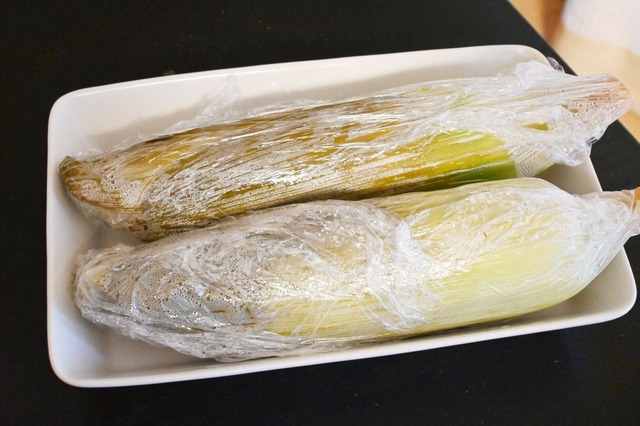 【とうもろこしの冷凍保存方法】粗熱を取ったら皮をむきます