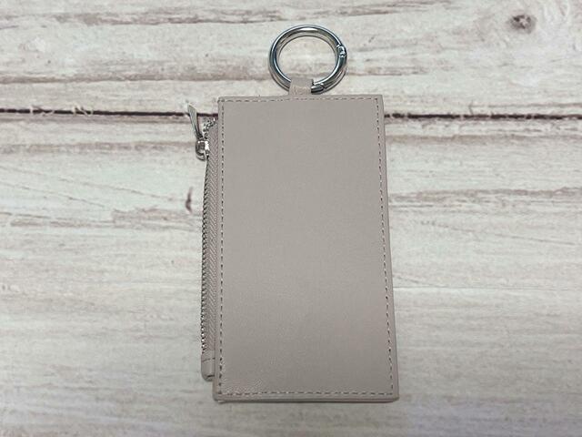 バックは装飾がないシンプルなデザイン