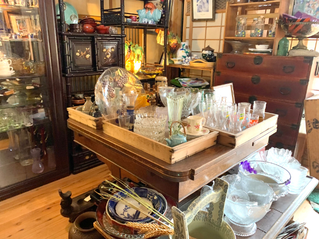 古道具なども販売している