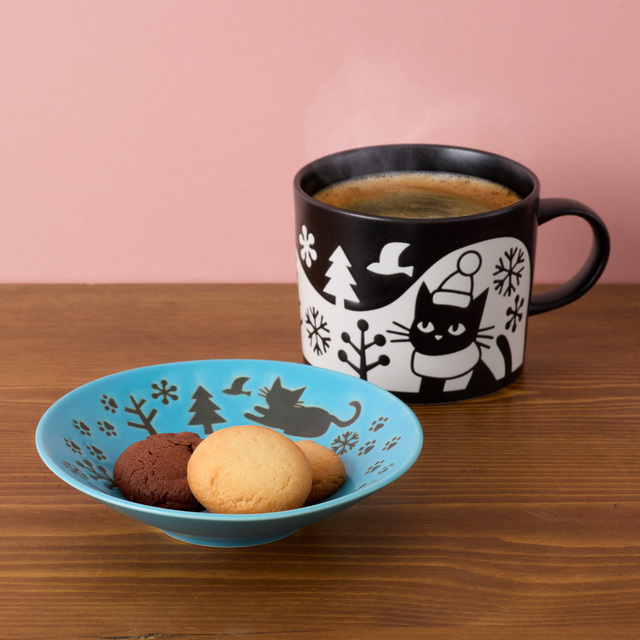 「美濃焼 黒ねこマグカップ&小皿」<サイズ:幅約9cm×高さ約7.5cm/幅約13cm×高さ約3cm>【カフェ・ベローチェの“黒ねこグッズ”が手に入る!数量限定「冬の黒ねこハッピーバッグ2026」が店舗&オンラインストアで販売スタート!】