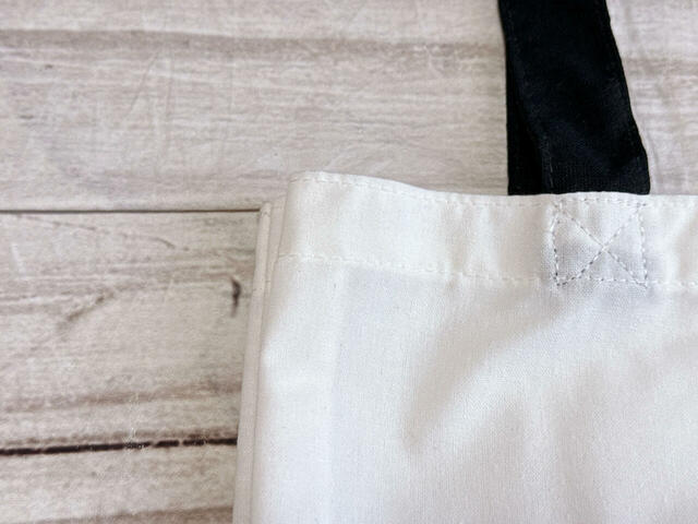 素材はやや薄手のポリエステル