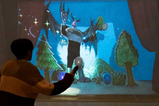 《幻想シアター》 坪倉輝明 ©teruaki TSUBOKURA／劇場のステージに立つ役者になり、幻の生きものに変身して、物語を演じることができます。