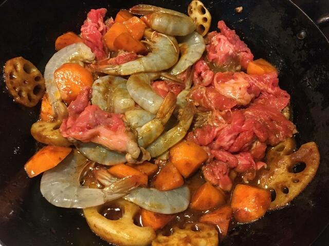 牛肉を入れてしっかりと炒めたら