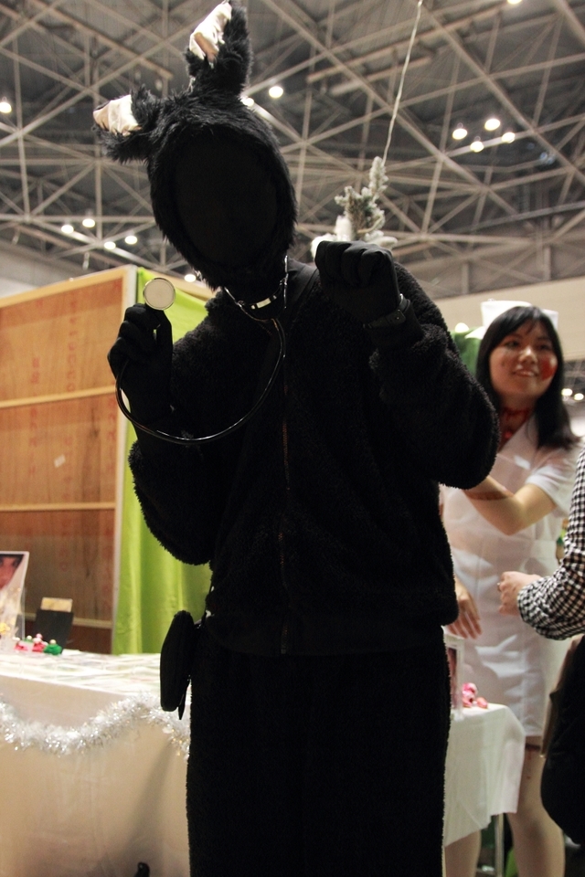 聴診器を持った黒ウサギさん