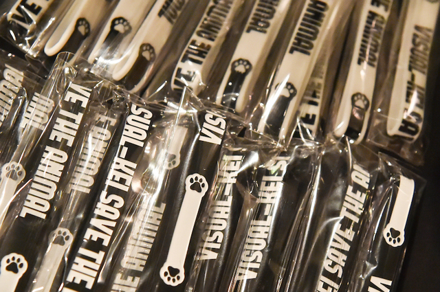 ニューラバーバンドはAddictedHeartsがデザインしたもの。猫の肉球付きて可愛らしい。