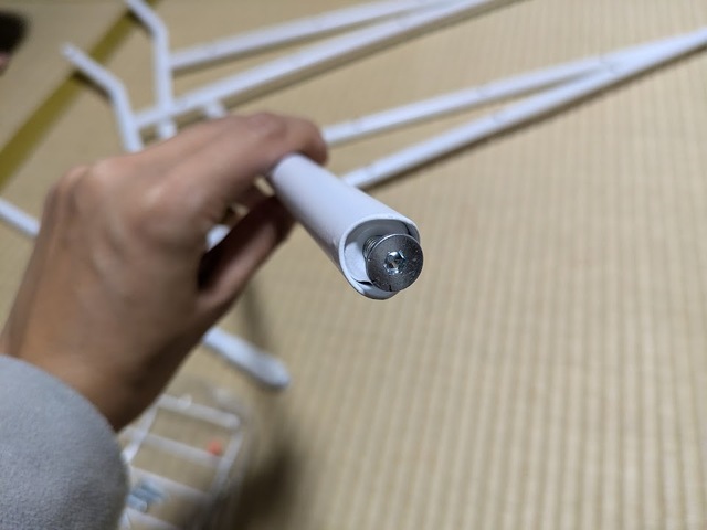【ニトリ 伸縮押入ハンガーラック】ハンガーラックの組み立て自体は簡単ですが、パイプにボルトがセットされているので一旦外してしめるのは少し大変でした