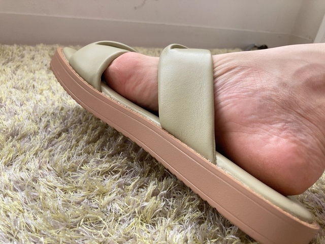 【ワークマン ふかふかサンダル】シンプルながらフェミニンな印象を与えてくれます