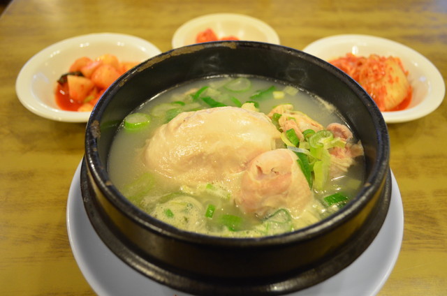 鶏肉のやわらかさも、スープのコクも申し分のない『ムギョ参鶏湯』のサムゲタン14000ウォン