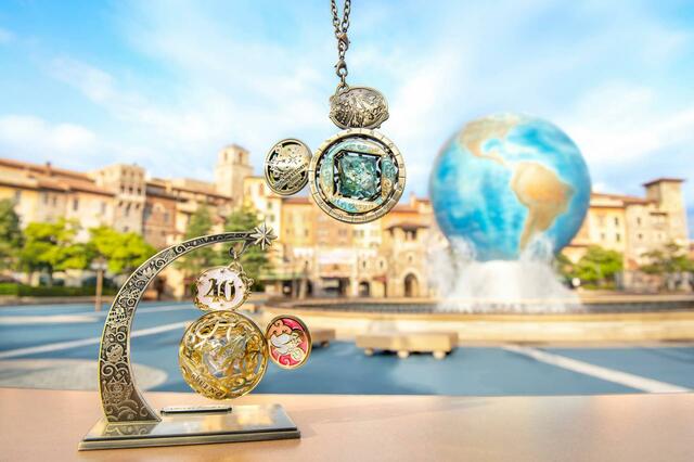 モーメンツゴーラウンド｜東京ディズニーリゾート40周年“ドリームゴーラウンド”スペシャルグッズ｜販売店舗：東京ディズニーランド「プラネットM」、東京ディズニーシー「ベッラ・ミンニ・コレクション」、東京ディズニーリゾート・アプリ（パーク入園者のみ）｜発売日：2023年8月17日（木）