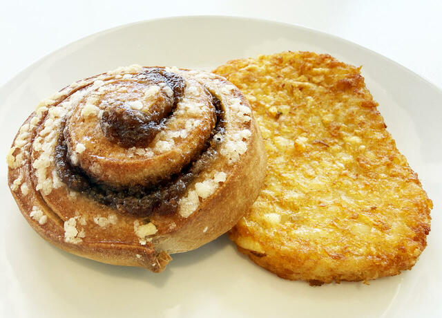 サーブされた「100円モーニング」のシナモンロールとハッシュポテト