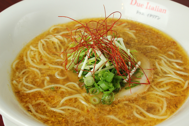 黄金の塩らぁ麺　ドゥエイタリアン　檸檬らぁ麺