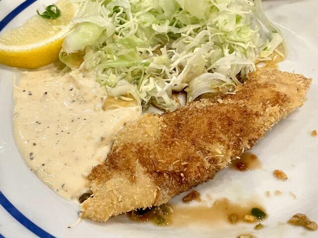 【トーキョーアジフライ】自家製タルタルソースとウスターソースで食べるアジフライも人気だそうだ
