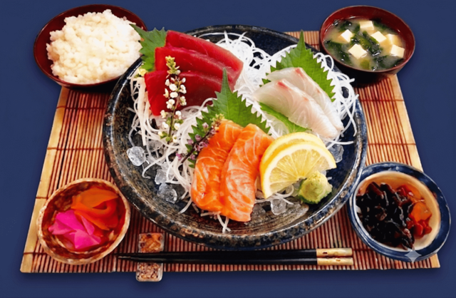 「刺身3種盛り定食」<価格:1,680円(税込)>【“刺身食べ放題”で話題の『漁港食堂 秦野店』がリニューアルオープン!海鮮丼・定食・海鮮だし茶漬けなど、さらにメニューが充実!】