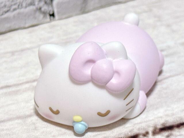 キティはすやすやお眠り。おしゃぶり姿がかわいすぎる〜！