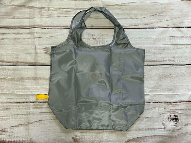 バックは装飾がないシンプルなデザイン