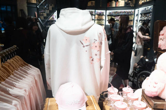 サクラ ホワイト パーカー 7,300円