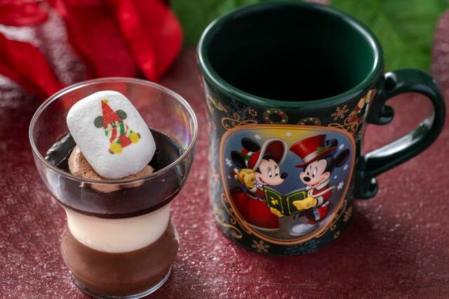 コーヒー＆チョコムース、スーベニアカップ付き 1,100円｜「ディズニー・クリスマス」スペシャルメニュー｜東京ディズニーリゾート40周年“ドリームゴーラウンド”｜販売店舗：東京ディズニーランド「スウィートハート・カフェ」、東京ディズニーシー「ザンビーニ・ブラザーズ・リストランテ」｜販売期間：2023年11月1日（水）〜12月25日（月）